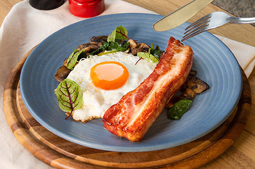 “เดอะ คอฟฟี่ คลับ” เมนูอาหารเช้า Bacon and Egg Series, ไข่ดาว, เบคอน, อะโวคาโด, ไข่ดาวน้ำ, ขนมปัง, DALGONA, ซูมซอกแซก