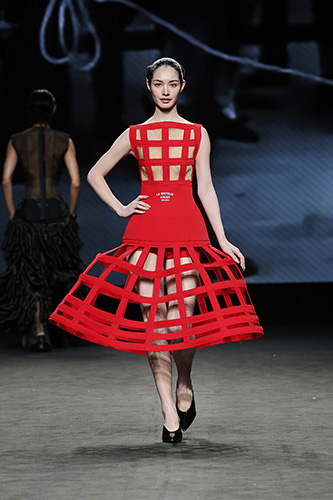 ภาพบรรยากาศรันเวย์ ELLE Fashion Week 2025 พร้อมเหล่าคนดังร่วมงาน