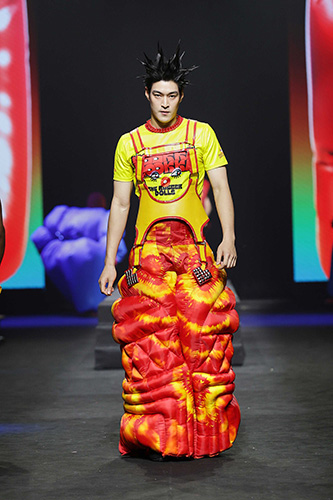 ภาพบรรยากาศรันเวย์ ELLE Fashion Week 2025 พร้อมเหล่าคนดังร่วมงาน