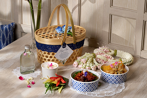 ชุดสำรับ ข้าวแช่ สีทองงดงามพร้อมเครื่องเคียงดั้งเดิมและเครื่องดื่มคลายร้อน ณ ห้องอาหารเดอะ สยาม ที รูมท์ โรงแรมแบงค็อก แมริออท มาร์คีส์ ควีนส์ปาร์ค